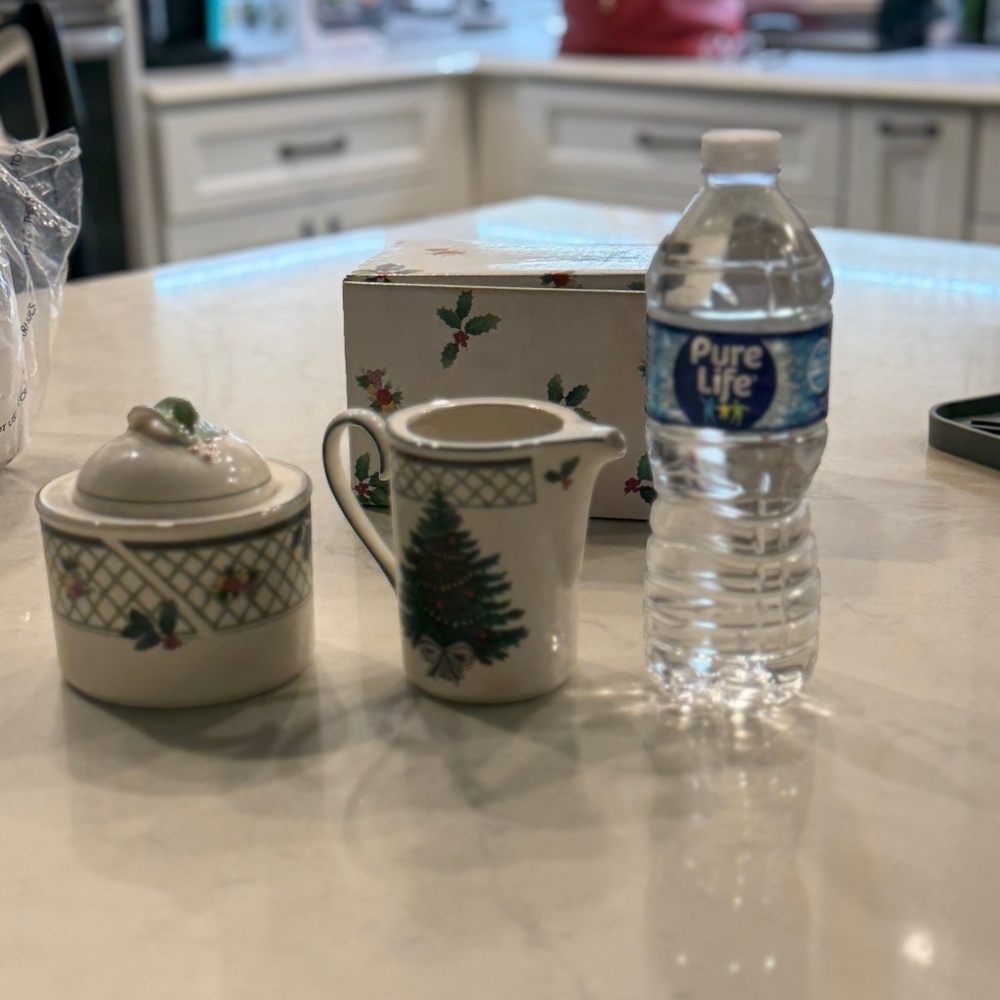 Mikasa Christmas Sugar Bowl and Creamer EUC - Picture 2 of 10
